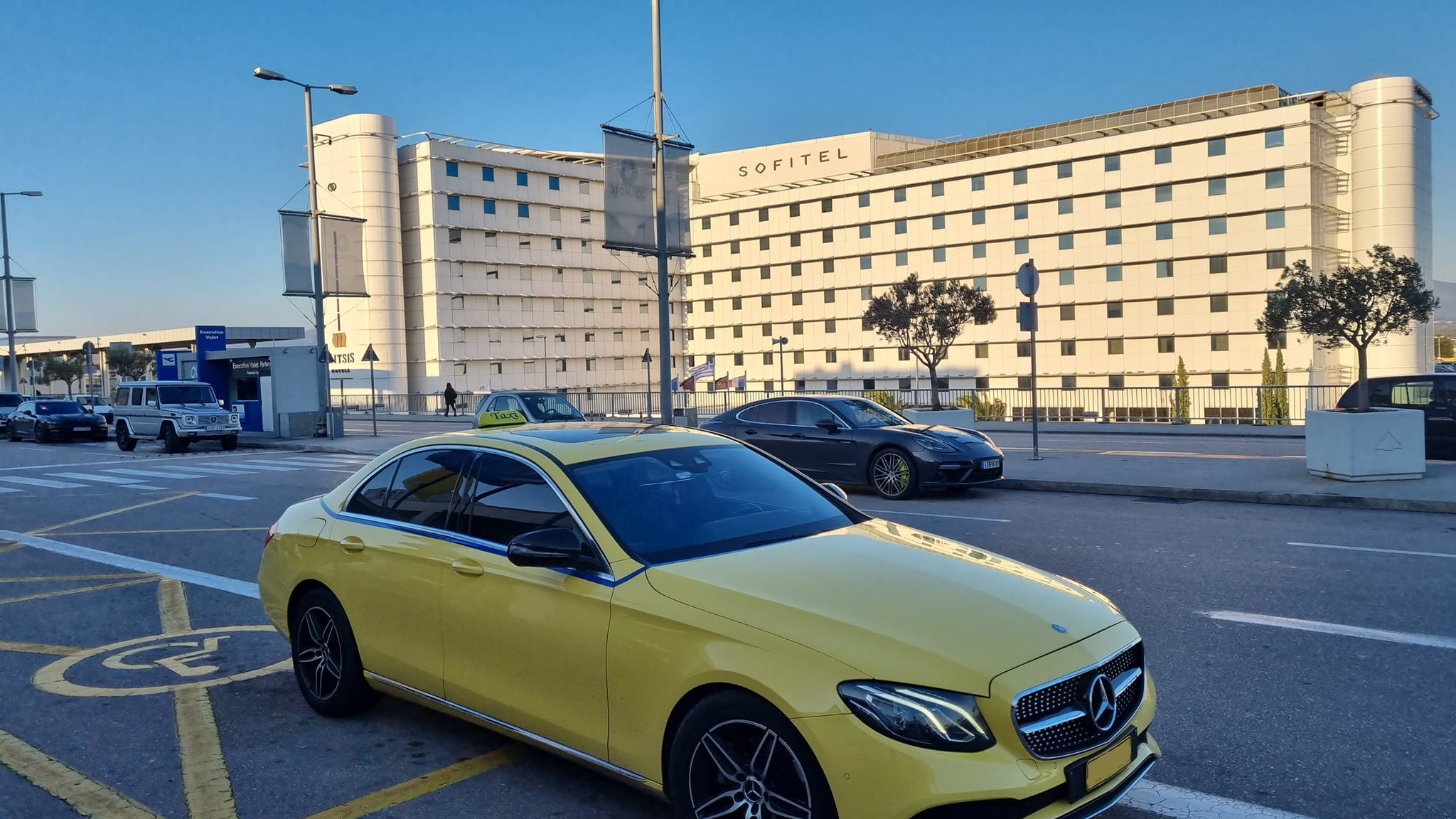 Mercedes_in_front_of_hotel